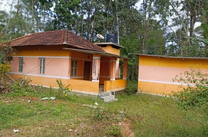 EQ8_P1021 37.5cent land and an old house near main road Kodumon, Pathanamthitta