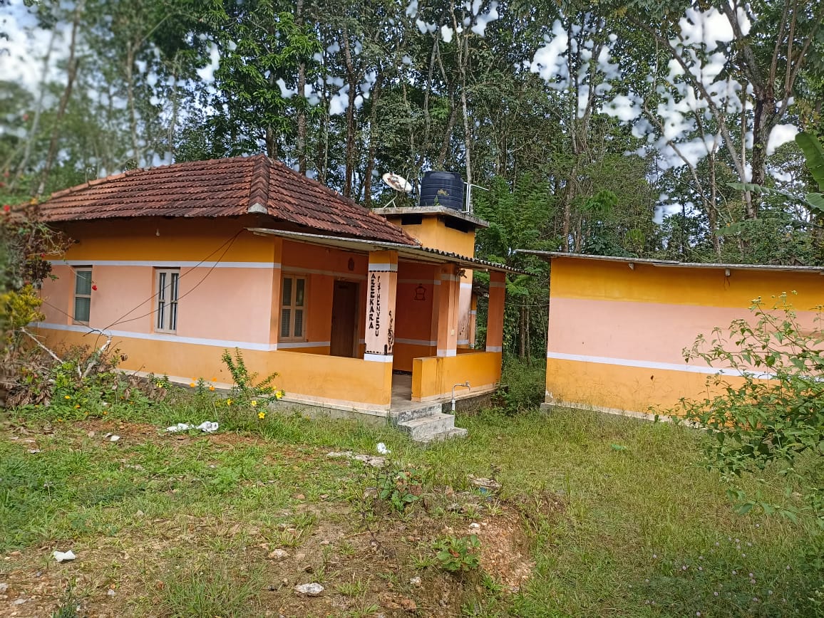 EQ8_P1021 37.5cent land and an old house near main road Kodumon, Pathanamthitta